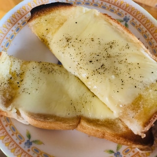 ケーキシロップ(メープル風味)とチーズのトースト